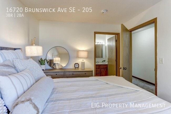 Photo - 16720 Brunswick Ave SE Unidad 205