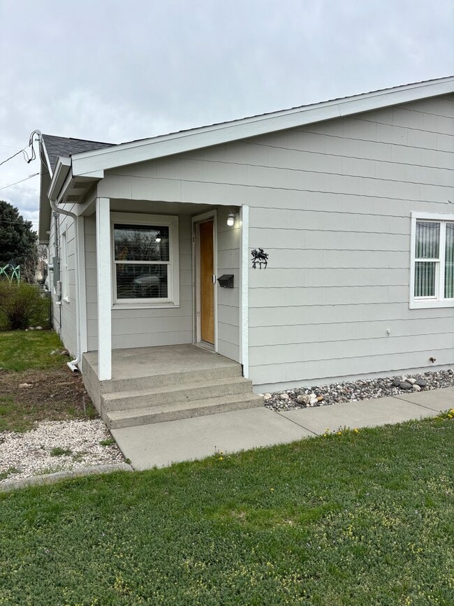 Photo - 512 1/2-417 1/2 16th St W Unidad 417 16th ST W