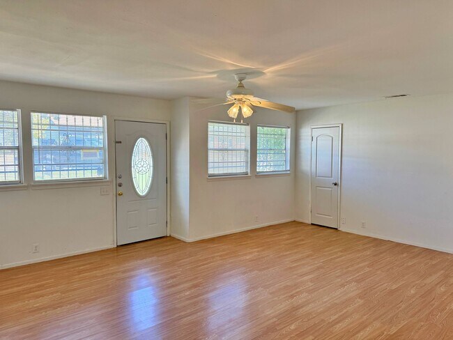 Photo - 3 Bed 1 Bath In Lynwood