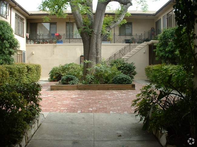 Building Photo - 1118 S Fairfax Ave Unit 12 Rental