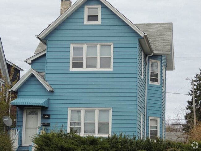 Building Photo - 1668 N Van Buren St Unit Lower Rental