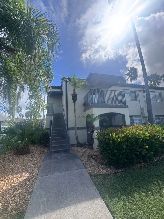 Building Photo - 3421 Winkler Ave Unit 402