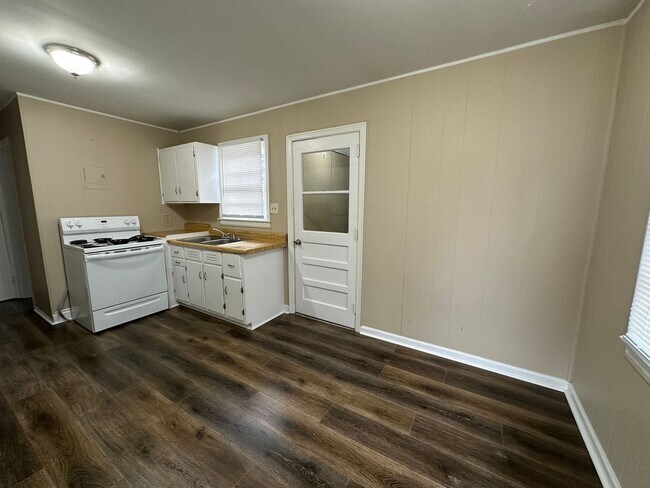 Photo - 2 Bedroom, 1 Bath home for Rent!!