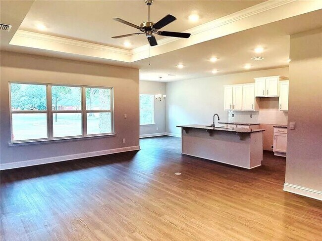 Photo - 1557 Redland St N