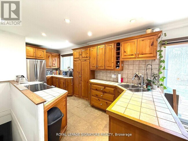 Photo - 38 Burnhamthorpe Rd W
