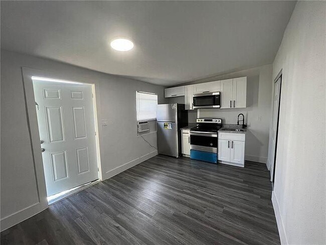 Building Photo - 3904 SW 13th Ct Unit 1