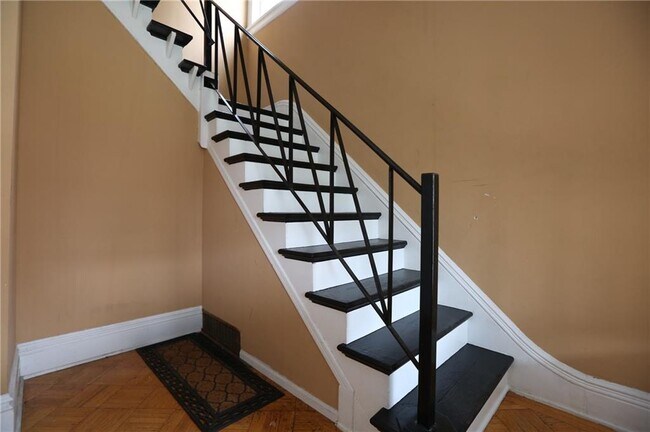 Photo - 745 University Ave Unit Down