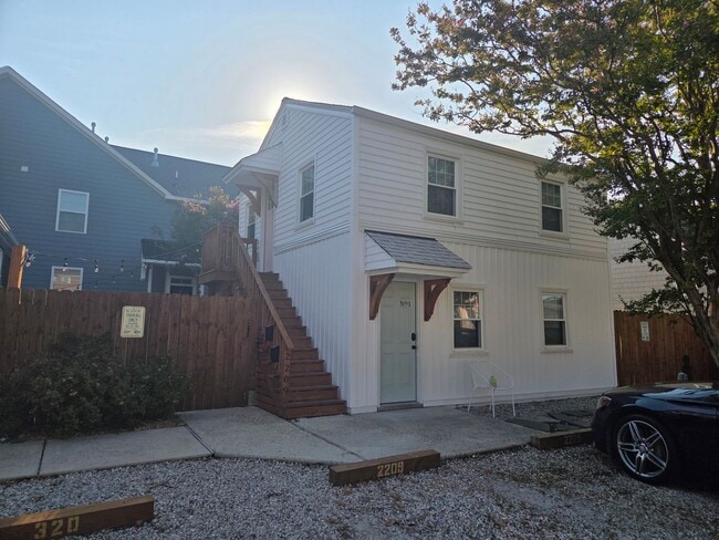 Building Photo - 2209 Arctic Ave Unit 2