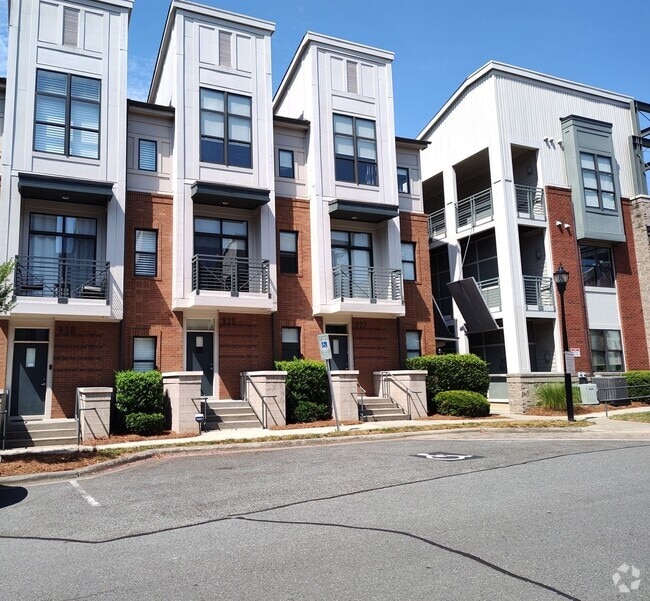 Building Photo - Modern townhome located in the M Complex c...