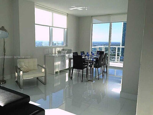 Building Photo - 244 Biscayne Blvd Unit 3408