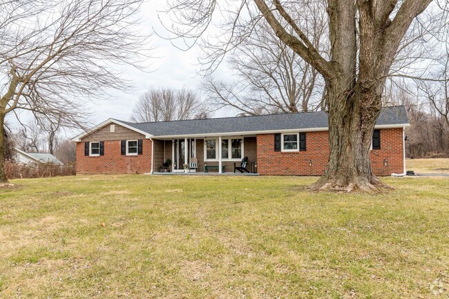 Building Photo - Renovated 3 Bedroom 2 Bathroom Rancher Rental