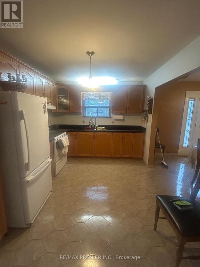 Photo - 61 Cedarlane Dr