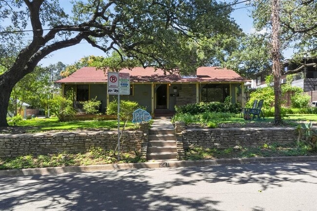 Photo - 221 Park Ln