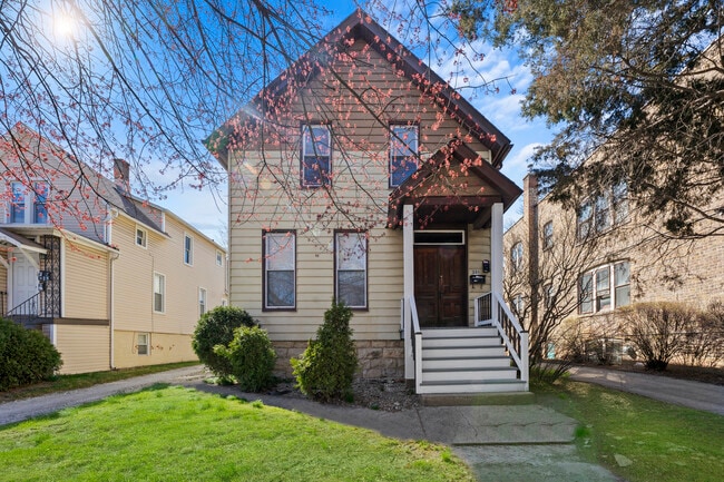Photo - 331 Des Plaines Ave