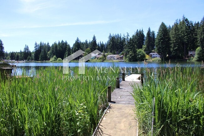 Building Photo - Lakefront Living in Lakebay