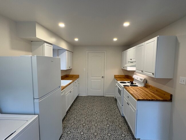 unit 1 kitchen - 6035 Oakwood Ave Unit 6035 Oakwood Apt. 2