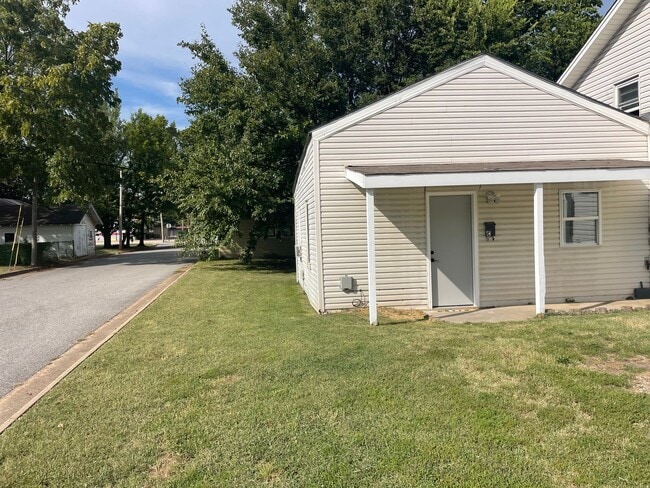 Building Photo - 1 Bedroom / 1 Bathroom in Downtown Springd... Unit C Rental
