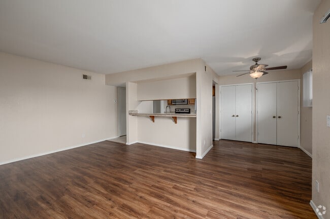 2 habitaciones, 2 baños - 1100 pies cuadrados - Sala de estar - Mountain View Gardens Apartments