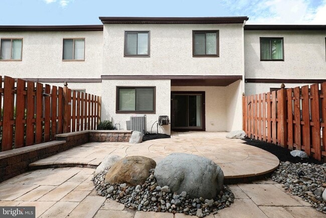 Building Photo - 72 5 Crown Royal Cir