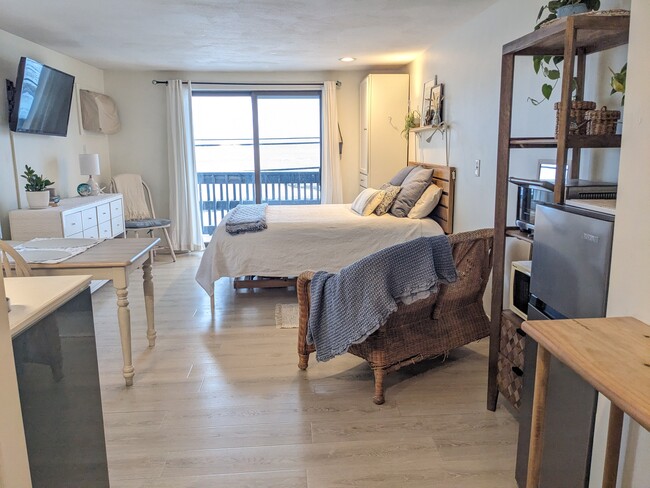 Sunny Beach Studio - 415 Ocean Blvd Apartments Unit Sunny Beach Studio with Annual Lease