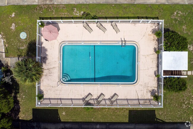 Pool - Manatee Bay Apartments