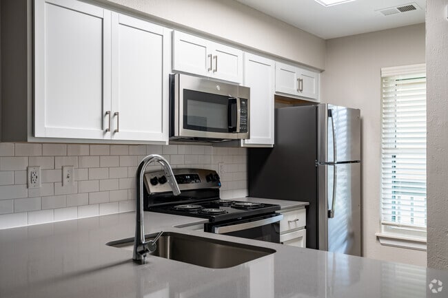2BR, 1BA - 860SF - Foxwood Upper - Kitchen