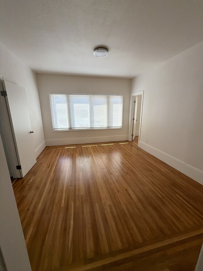 Building Photo - 495 Elwood Ave Unit 7