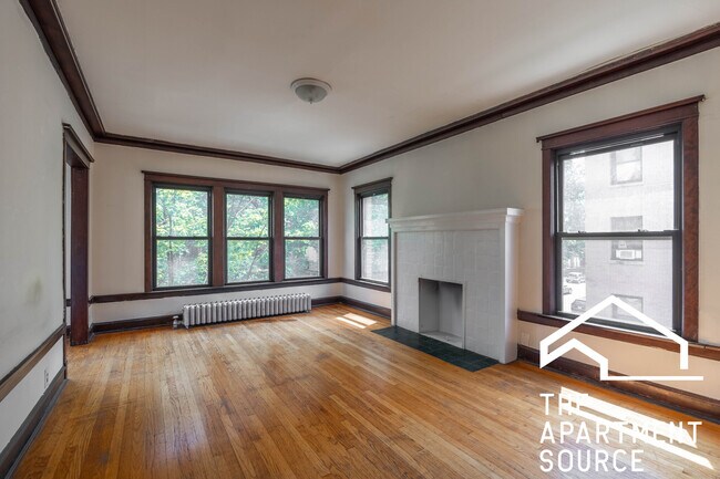 Building Photo - 2427 N Sawyer Ave Unit 2E