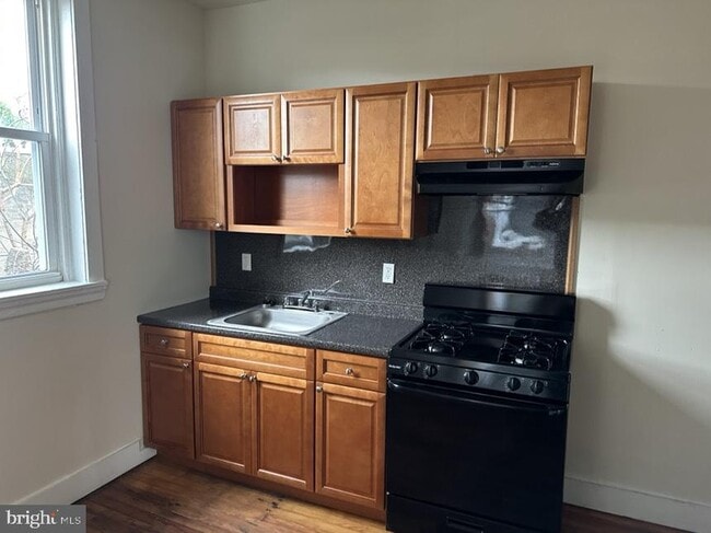 Photo - 2033 Wilmot St