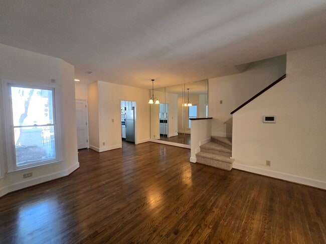 Photo - 733 Victorian Pl