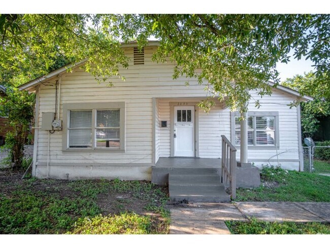 Building Photo - Happy and Convenient Home Near Downtown