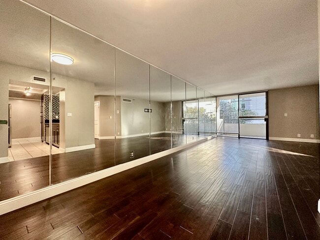 Building Photo - 600 W 9th St Unit 406 Rental