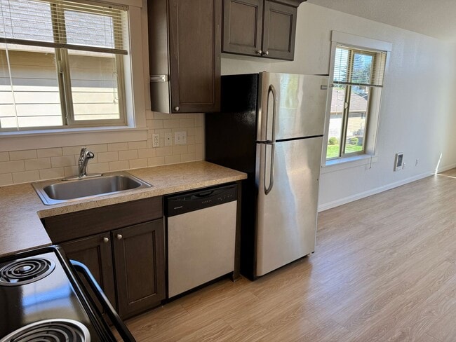Photo - 8253 SE Taylor St Unit 8253