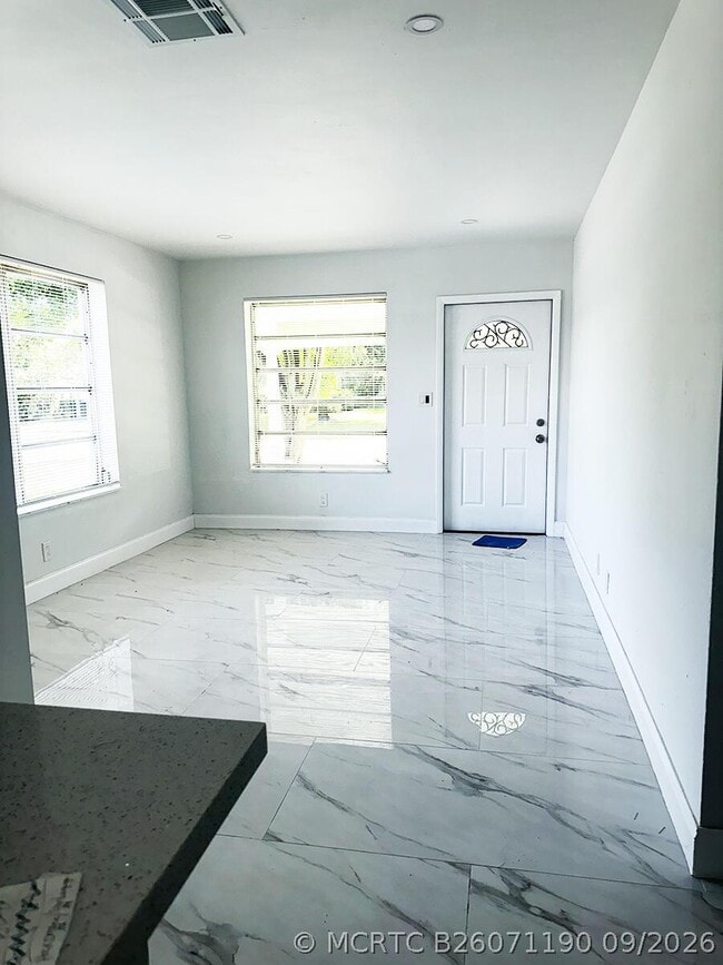 Photo - 425 SW 18th Ave