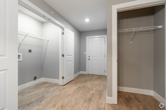 2BR, 2BA - 1090SF - Entrance