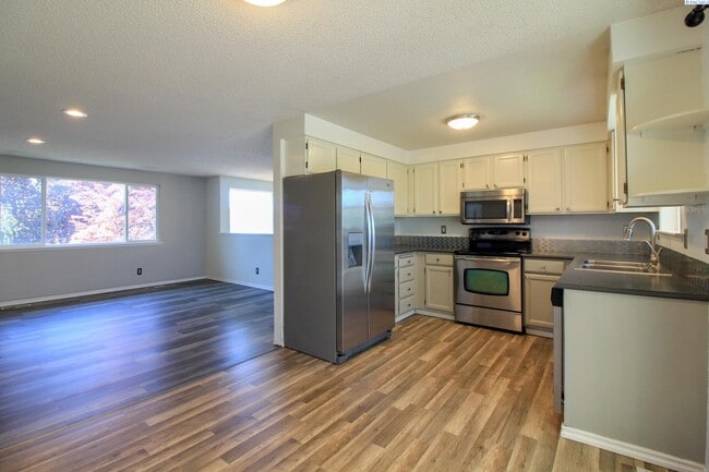 Photo - Rent Special! Large 4 Bed/2 Bath + Office ...