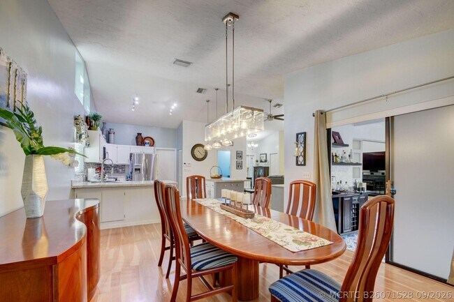 1098 Primrose Ln