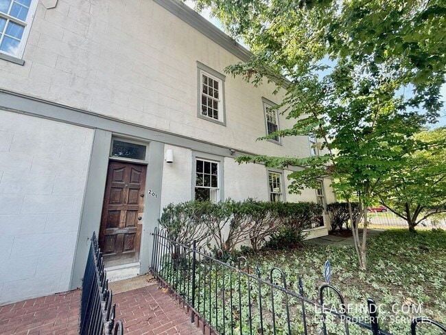 Building Photo - 201 8th St SE Rental