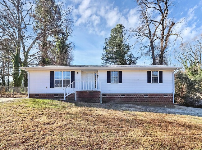 Building Photo - Newly renovated home - 3 Bed/2 Bath