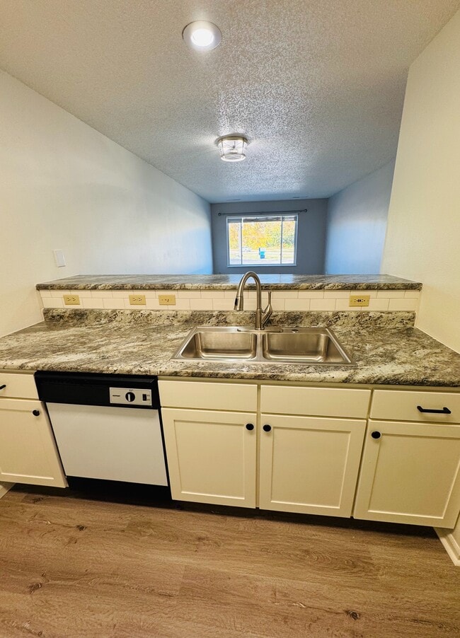 Building Photo - 395 Unit 4