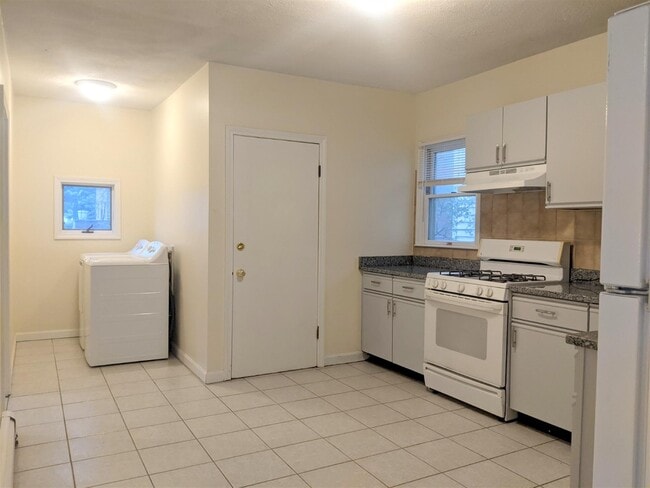 Building Photo - 83 Yorktown St Unit 1