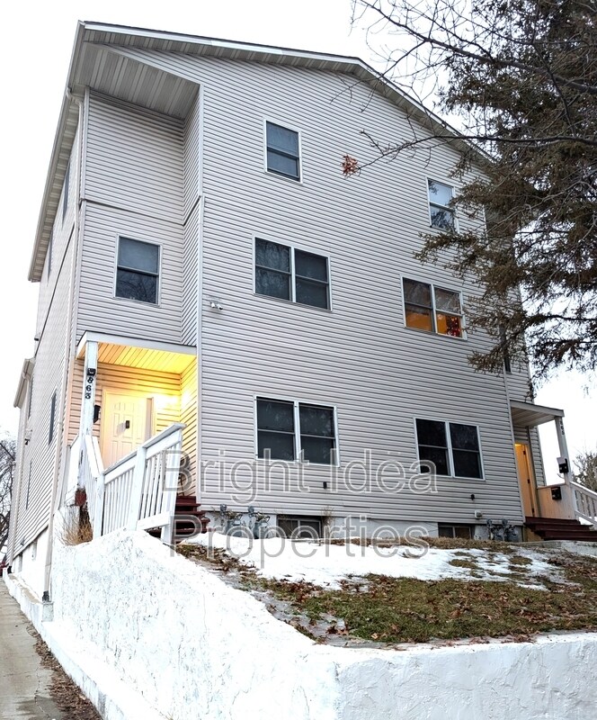 Photo - 863 Clark St N