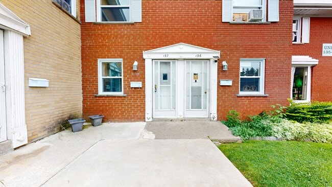 Building Photo - SPACIOUS TWO BEDROOM THREE LEVEL TOWNHOME IN NORTH CENTRAL LONDON