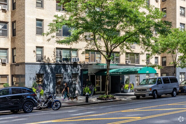 Entrance - 425 E 79th St