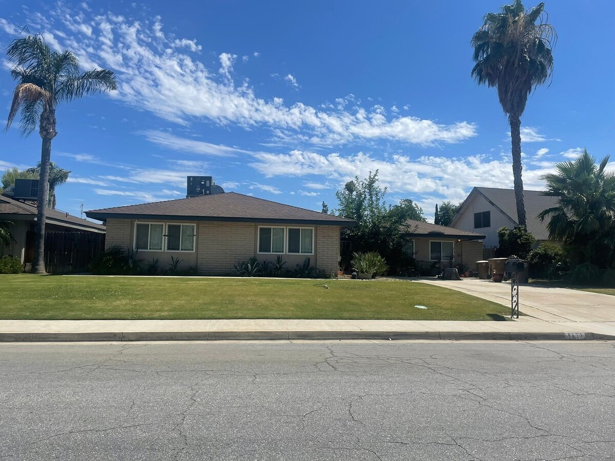 Spacious 4-Bedroom Home with Bonus Rooms N... - Spacious 4-Bedroom Home with Bonus Rooms N...