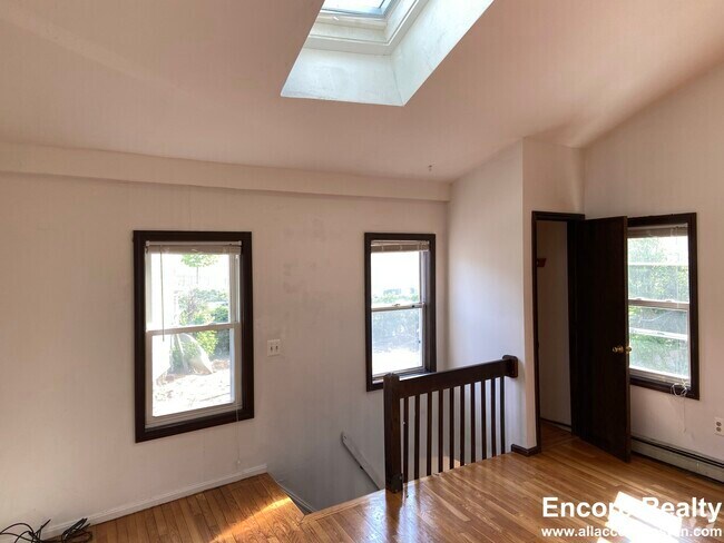 Building Photo - 10 Shepard St Unit #8 Rental