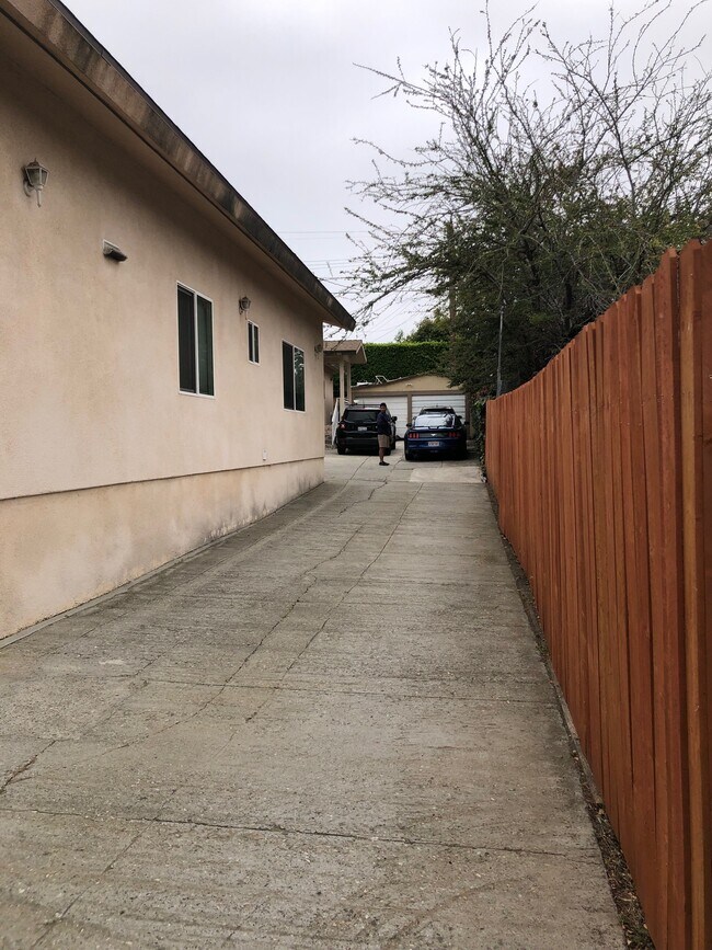 camino de entrada que conduce al estacionamiento en la parte trasera - 3528 Fletcher Dr