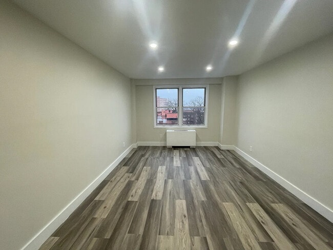 Building Photo - 751 S Broad St Rental