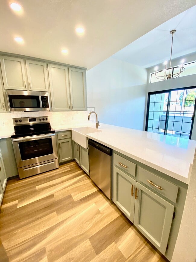 Photo - 270 Dahlia Ave