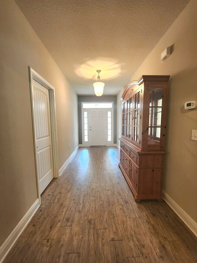 Photo - Captivating 3-bed/2-bath with Elegance and Comfort